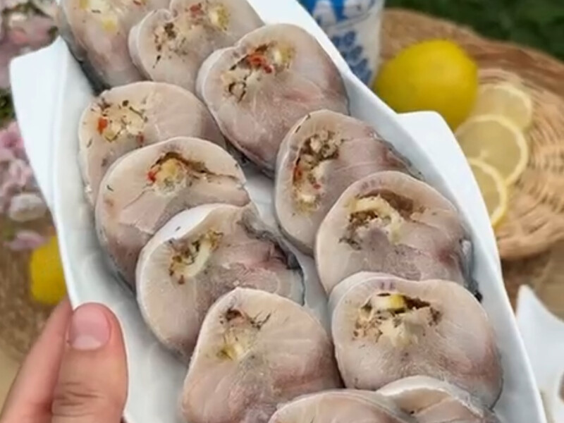 "Сало зі скумбрії". Рецепт смачної та ніжної рибної закуски, яку можна нарізати до столу прямо з морозилки