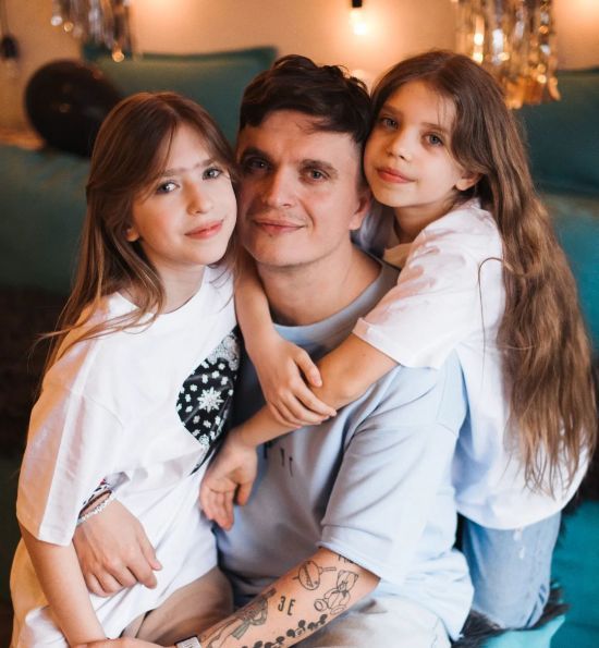 13-річну доньку відомого ведучого обікрали за кордоном: "Немає виправдань злочину"