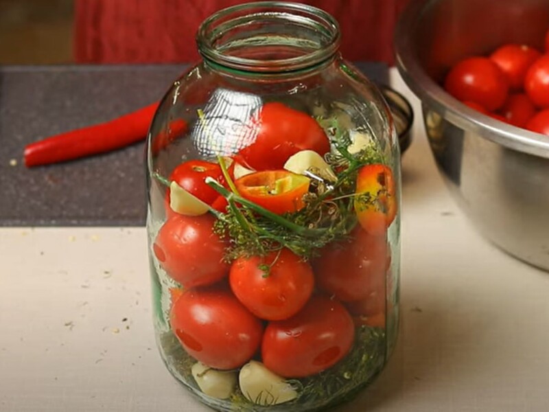 "Навіщо оцет, коли є горілка". Перевірений рецепт квашених помідорів