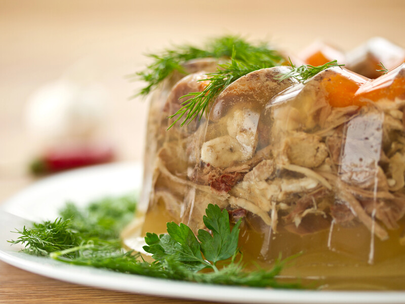 Додайте 15 мл цієї рідини перед заливанням холодцю без желатину – і дізнаєтеся, чи міцно він застигне