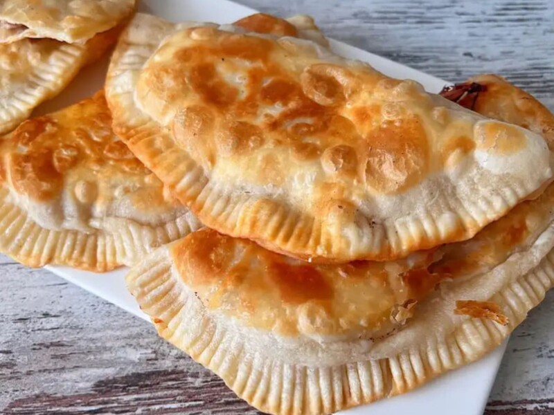 Додайте це до борошна – і тісто вийде тонким і еластичним. Рецепт соковитих і хрустких чебуреків