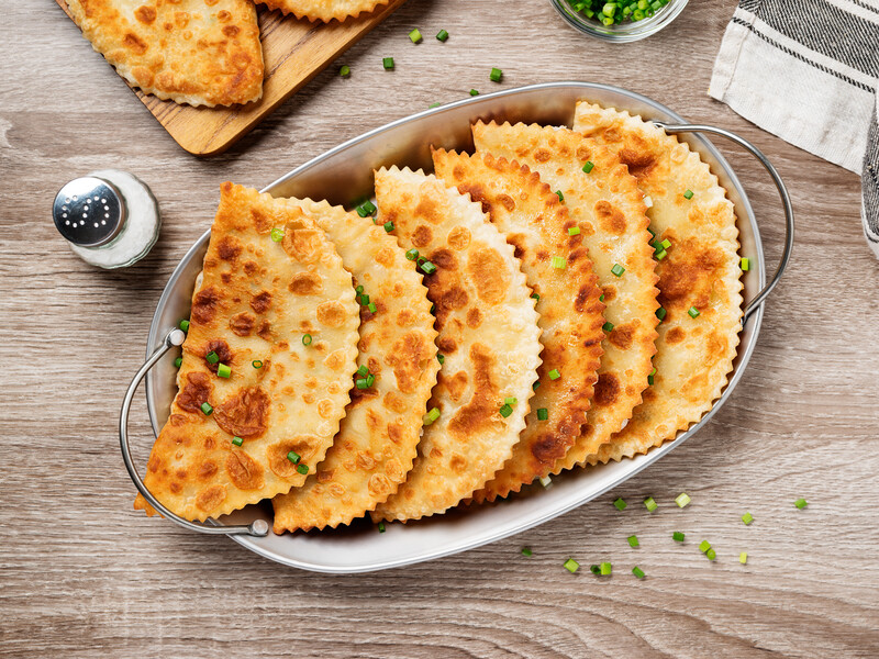 Соковиті кримські чебуреки: куди й коли влити горілку. "Навіть на базарі – не такі смачні"