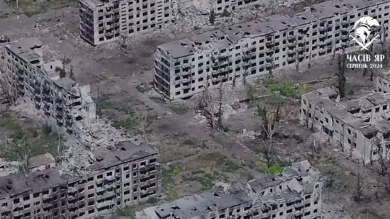 Кожне вікно — чиєсь зруйноване життя: військові показали, який вигляд має Часів Яр (фото)