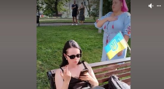 У Львові працівниця ОВА під час виконання гімну продемонструвала вульгарний жест: відео