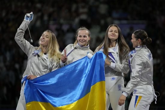 Шалена радість: найяскравіші фото українських шаблісток після здобуття "золота" на Олімпіаді-2024