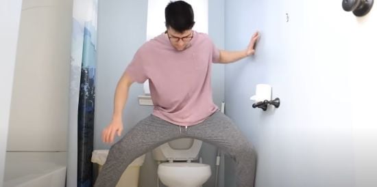 Блогер не сидів п'ять днів: які тривожні зміни у своєму тілі він помітив (фото, відео)