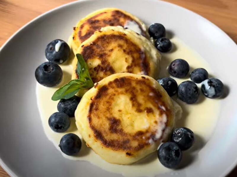 Ці два інгредієнти мають бути однакової температури. Найпростіший рецепт ідеальних сирників