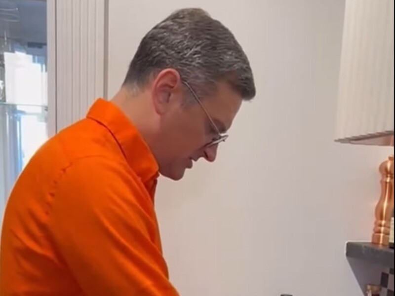 "Тітка передала сало. Свіже, домашнє. Тьотю Таню, дякую". Кулеба показав, як у себе вдома на кухні готує "сніданок Незалежності". Відео