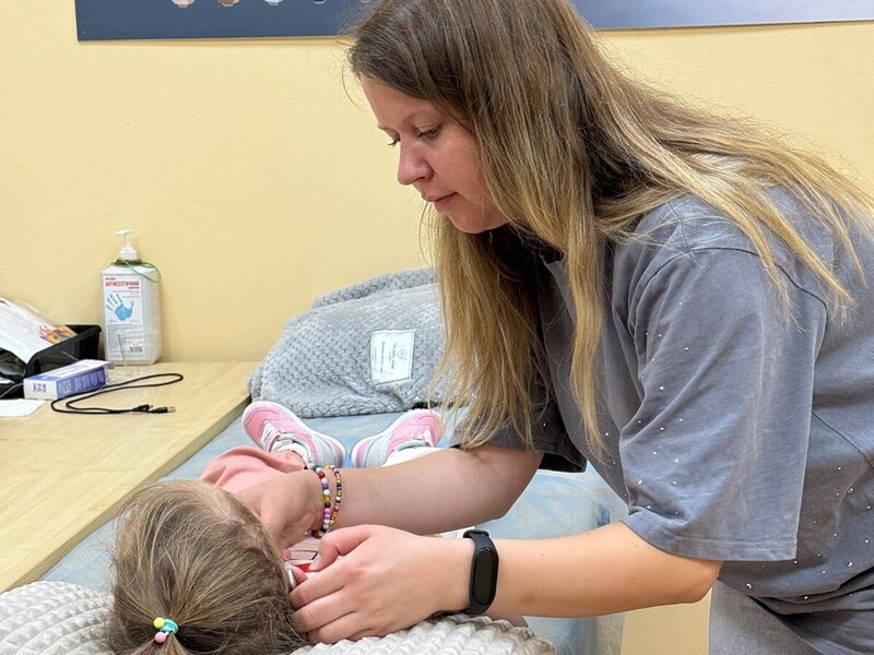 Трирічна Катя з Одеси отримала сучасні слухові апарати від Фонду Ріната Ахметова