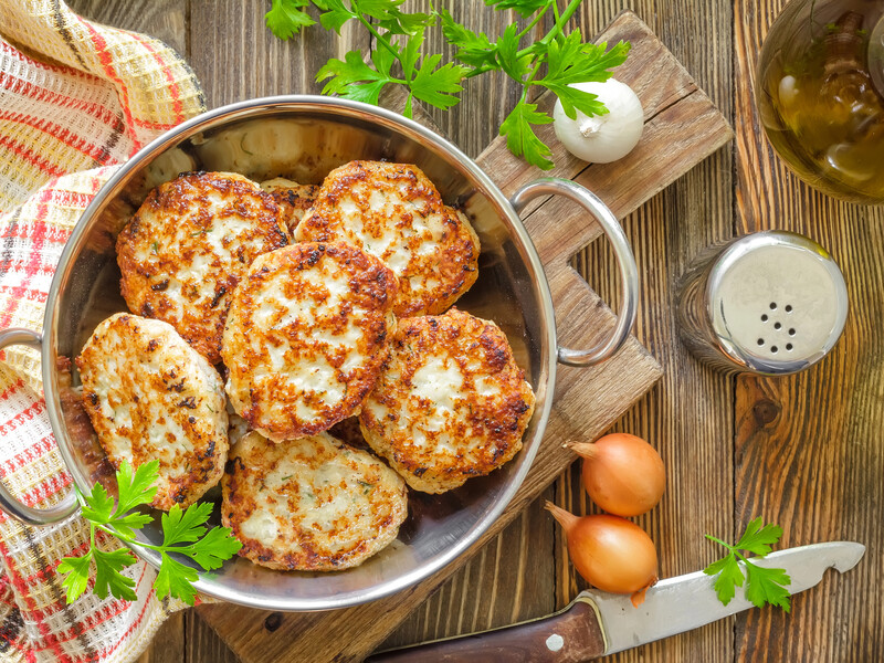Не робіть цього під час приготування котлет, щоб вони не втратили смакових якостей. Поради експерта