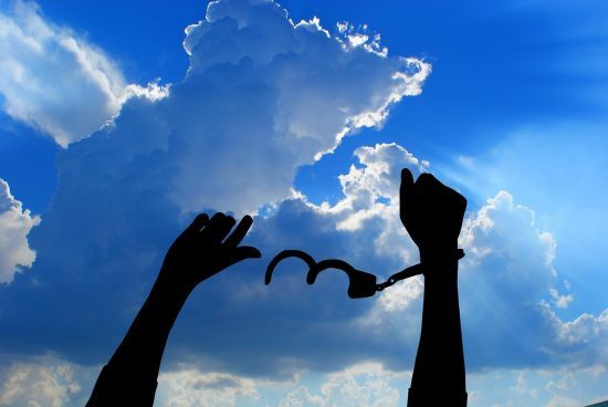 На Одещині двоє хлопців зґвалтували жінку: знущання знімали на відео