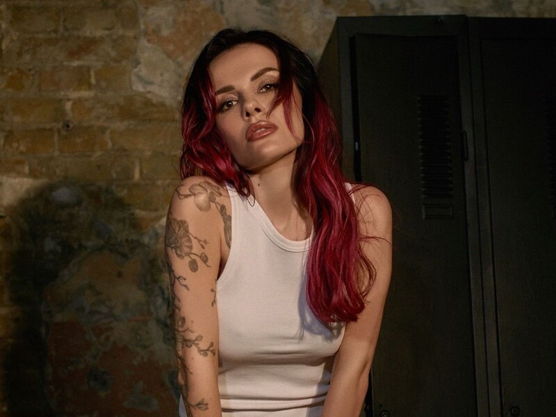 "Не шкодую ні про що". MamaRika знялася у відвертій фотосесії й розповіла, що відчуває за дев'ять місяців після збільшення грудей