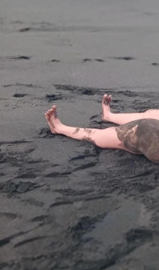 Жінка знайшла "безголове людське тіло" на пляжі та викликала копів: правда усіх спантеличила (фото)