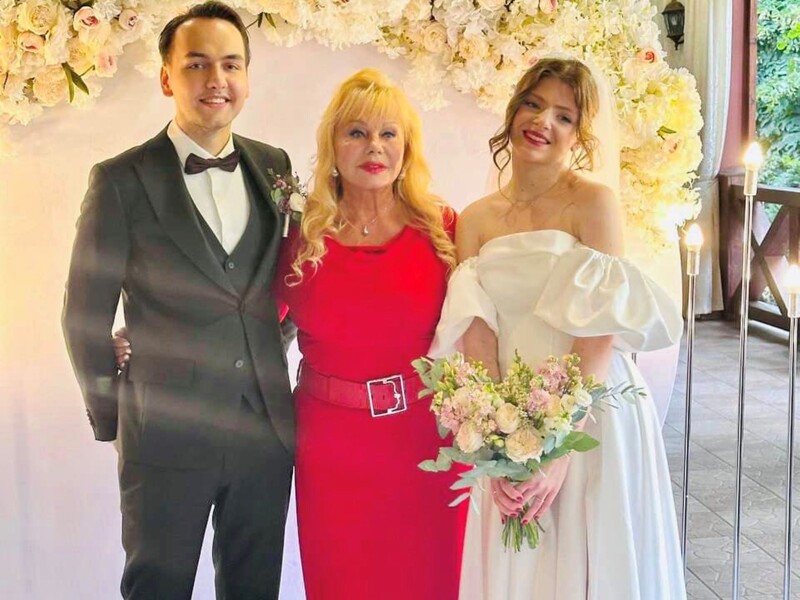 "Онук узяв у дружини прекрасну дівчинку. Дуже молоді". Світлана Білоножко показала фото з весілля Віталія Білоножка – молодшого