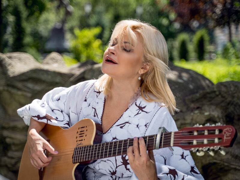 "Лисиця сказав: "Давай робити, ця пісня потрібна всім саме зараз". "Особливо ніжна" Бурмака знялася в кліпі на пісню "Україна серденько"