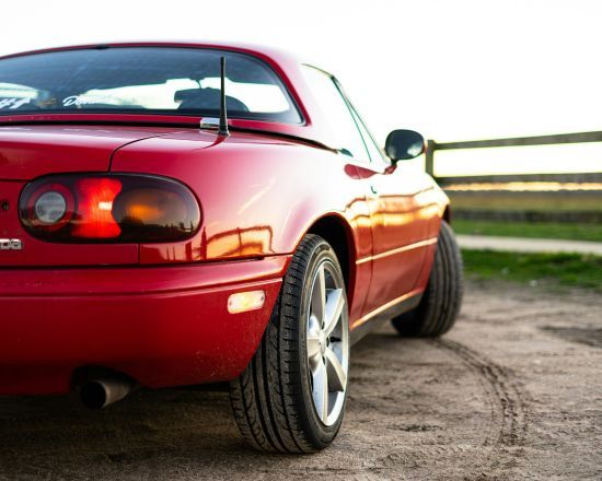 Що означають різнокольорові полоски чи крапки на шинах: в чому їхня функція, для чого потрібні