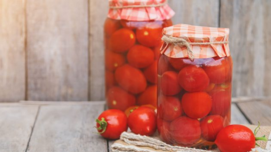 Рецепт смачного маринаду для помідорів для зберігання у квартирі на однолітрову банку