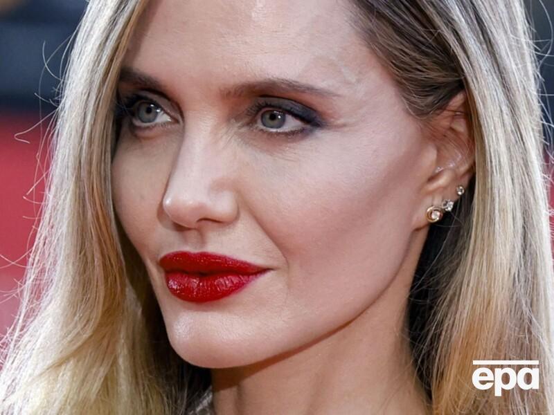 Червона помада й нюдове вбрання. Джолі "сяяла на червоній доріжці кінофестивалю у Венеції. Фото