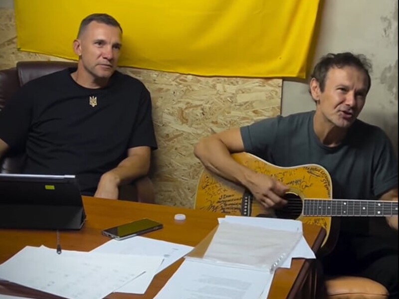 "Несподіваний, але дуже щирий дует". Вакарчук заспівав разом з Андрієм Шевченком для українських захисників. Відео