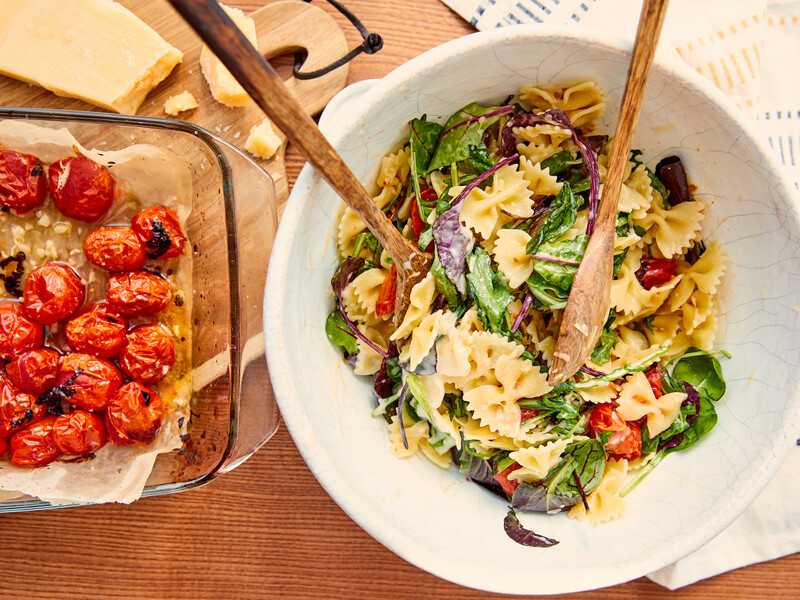 Літній салат з пастою для ситної та нежирної вечері. Вся особливість у неймовірній заправці Літній салат з пастою для ситної та нежирної вечері. Вся особливість у неймовірній заправці