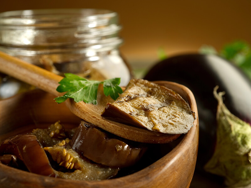 "Повторюю щороку – гострі смажені баклажани на зиму". Перевірений рецепт консервування зі старої книжки