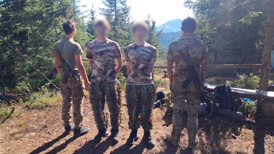 Камуфляж та "надійні" маршрути не допомогли: на кордоні з Румунією затримали 15 порушників за добу 