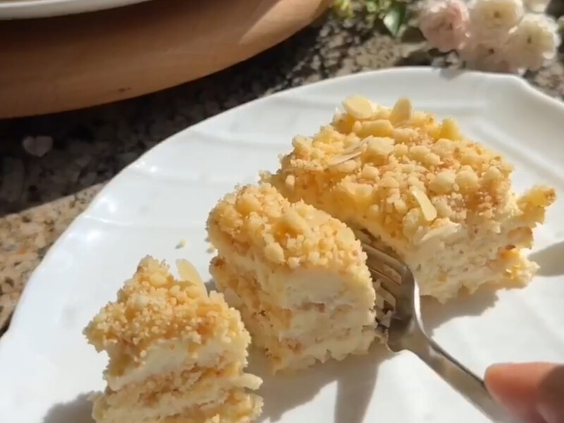 "Викладайте шарами крихту і сметанний крем, прикрасьте мигдалевими пелюсткам". Торт "Пломбір" без випічки за лічені хвилини