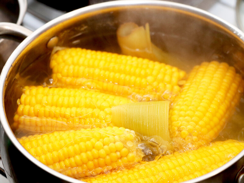Зробіть це після закипання кукурудзи – й отримайте м'які ароматні качани