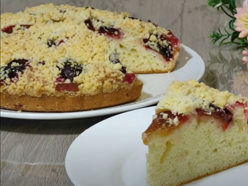 Додайте це до яєць – і тісто вийде вологим і ніжним. Легкий рецепт сливового пирога з крихтою