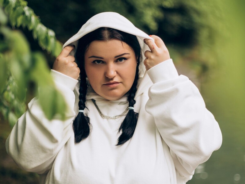 На концерті alyona alyona за кордоном хтось з українців "задонатив" для ЗСУ фальшиві гривні. Артистка відреагувала