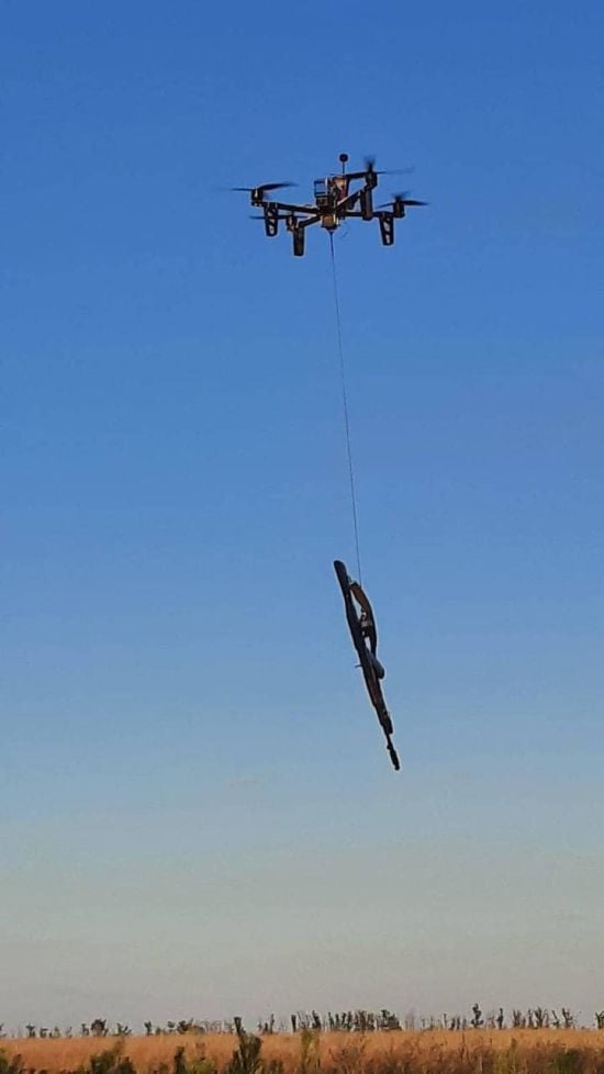 Український дрон "поцупив" у росіян автомат: з'явилося відео