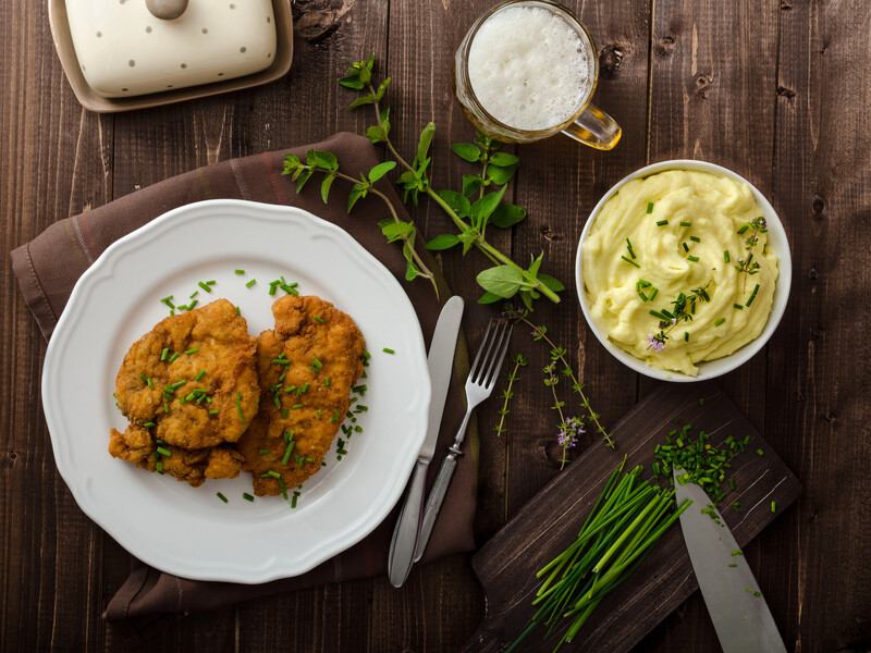 "Нереально смачний шніцель". Чоловік Дорофєєвої, ресторатор Кацурін розсекретив рецепт страви на двох