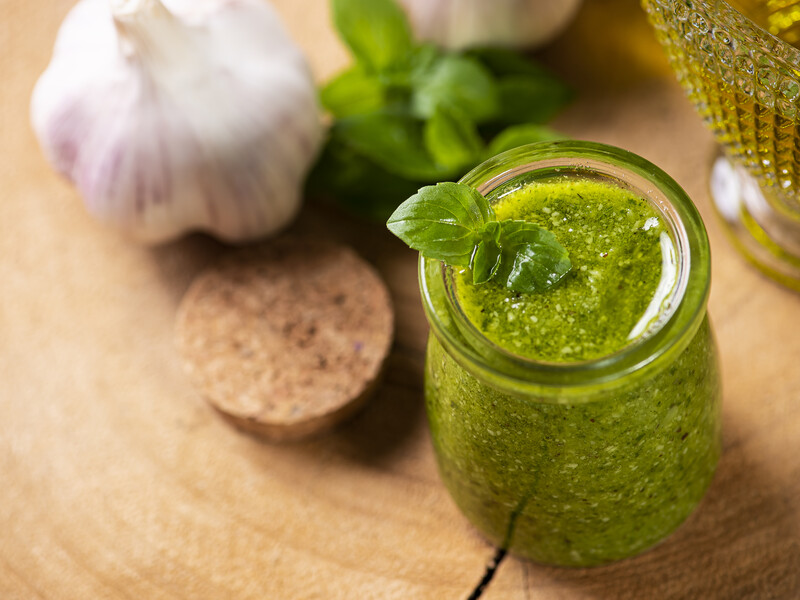 Не викидайте часникових стрілок! Додайте до них два інгредієнти – і отримаєте ароматну чудову пасту Не викидайте часникових стрілок! Додайте до них два інгредієнти – і отримаєте ароматну чудову пасту