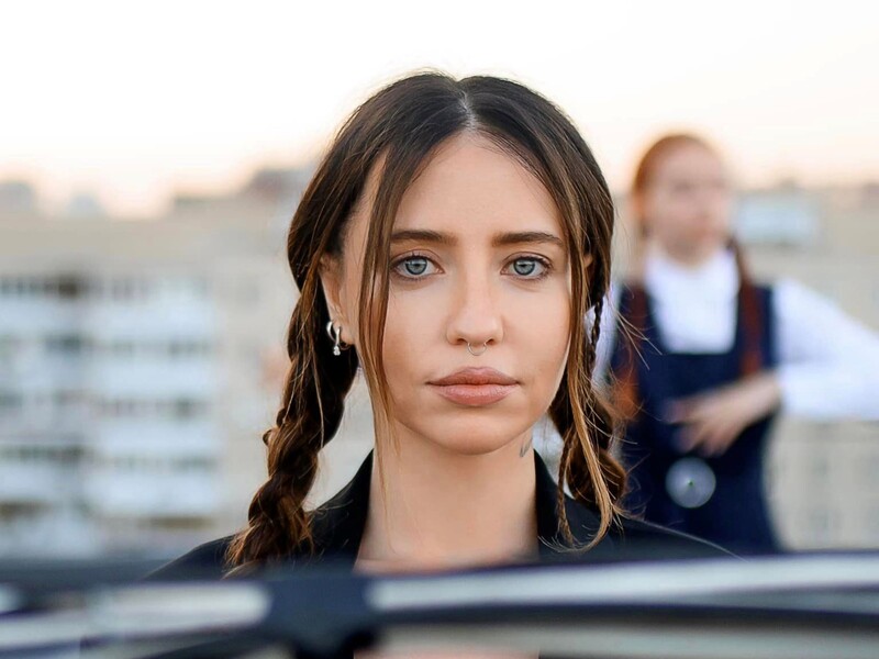 "Коли хочеться безкоштовно". Дорофєєва пожартувала із шанувальників, які дивилися її концерт, піднявшись на дерево. Відео