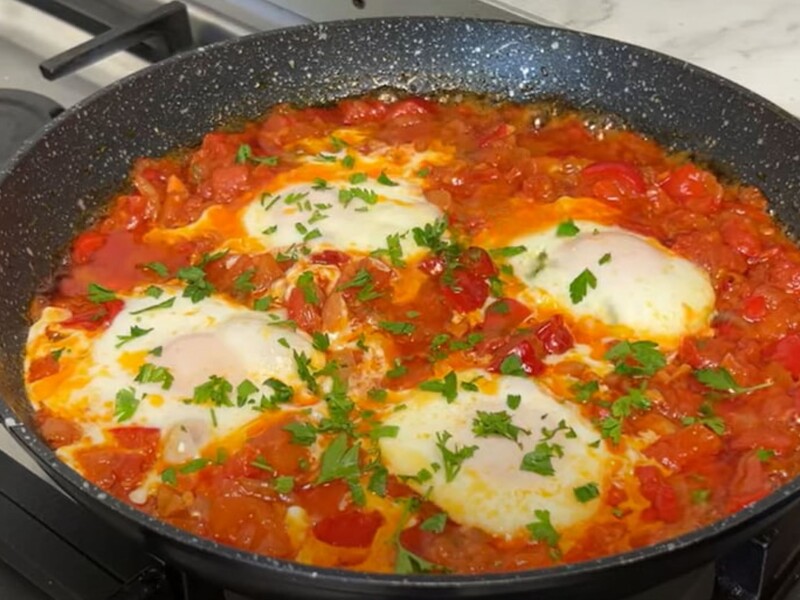 "Усе життя їли таке в селі, а виявилося – відома страва". Рецепт смачної й ароматної шакшуки