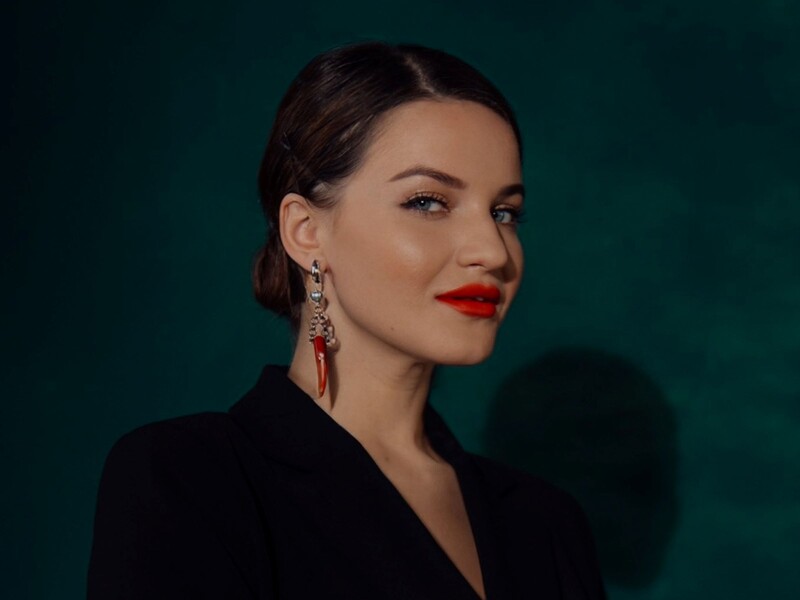 Доротюк обурилася, що "Новий канал" популяризує "зрадницю" Безрук, і надалі показуючи епізоди за її участю. Там відреагували