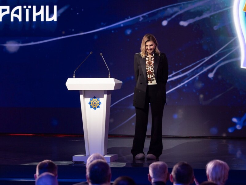 "До біса протоколи". Зеленська з'явилася на публіці в костюмі й туристичних черевиках. Фото