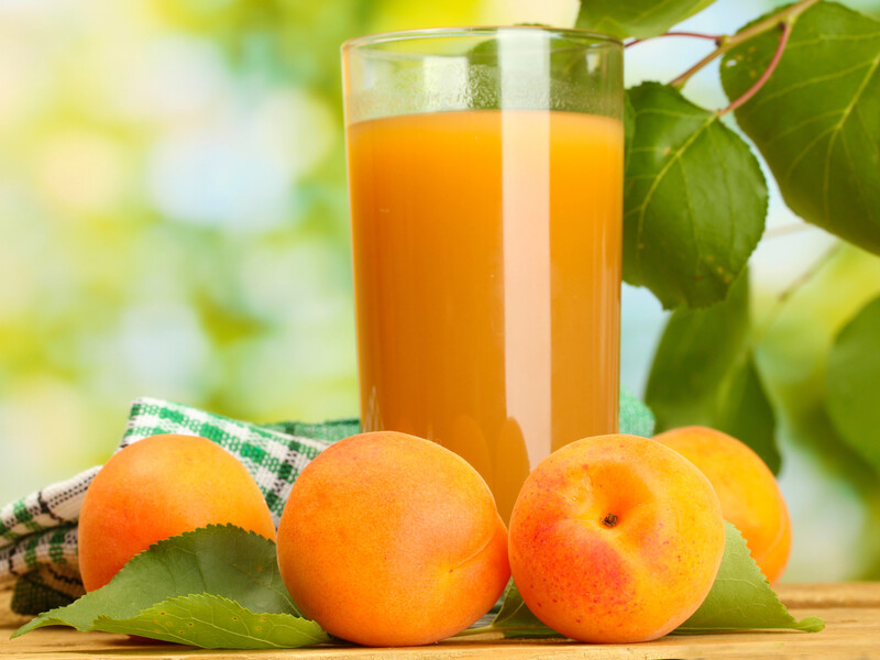 "Зимою нагадає про тепле сонячне літо". Густий як сироп абрикосовий нектар без соковижималки: однієї склянки досить на 1 л соку