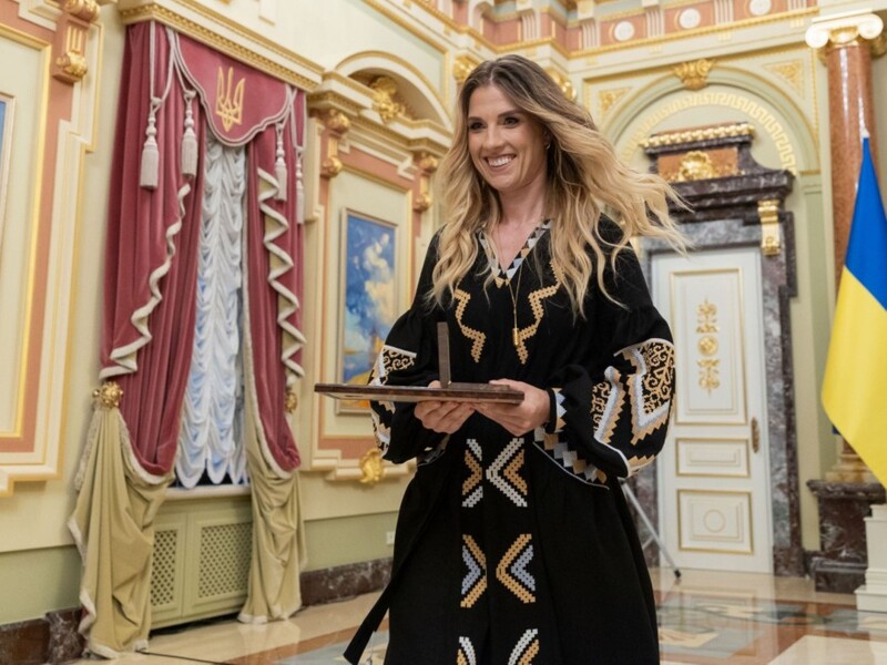 "Національна легенда України" Харлан відвідала церемонію нагородження в сукні-вишиванці за 6,5 тис. грн. Фото