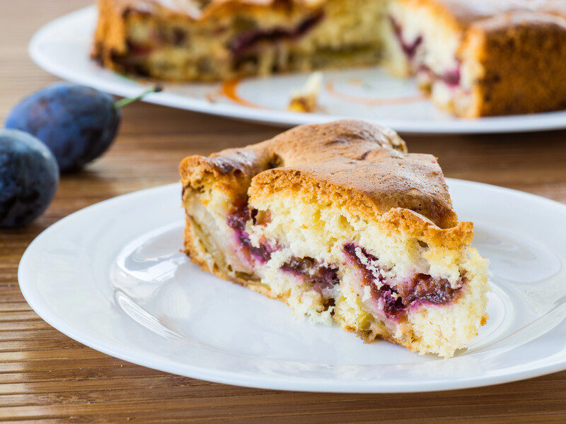 "Легкий сливовий бісквіт до трав'яного літнього чаю". Рецепт випічки