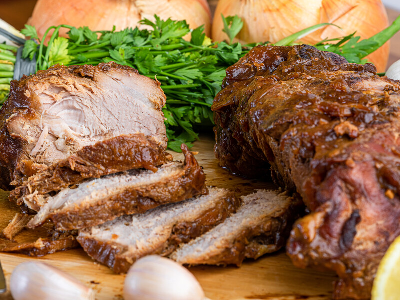 Соковита буженина в гірчичному соусі з травами. Кулінар розповів секрет хрусткої скоринки