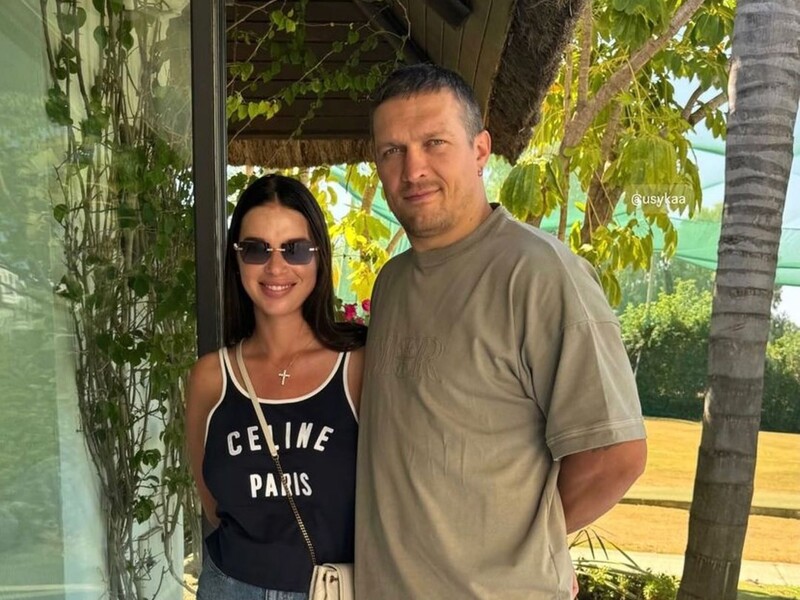 Дружина Усика показала фото чоловіка із шестимісячною донькою Марією на руках