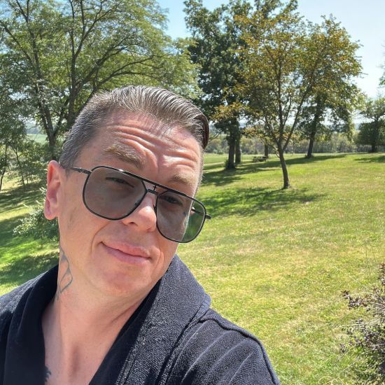 Відомий американський музикант із жахливими опіками потрапив до лікарні: "Буквально підпалив себе"