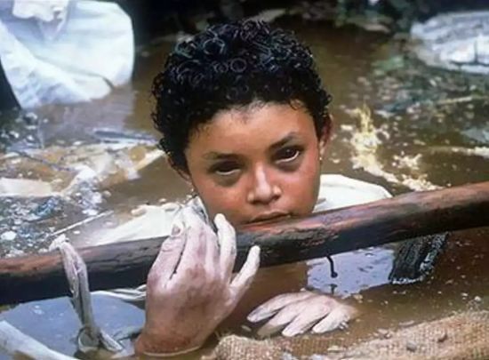 Фотограф, який зробив всесвітньо відомий кадр дівчинки перед смертю, пояснив, чому не врятував її