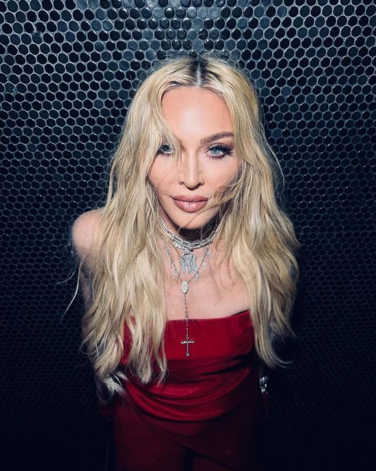 65-річна Мадонна попозувала топлес і заінтригувала новим романом з молодим бойфрендом