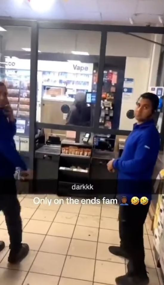 Злодій пограбував супермаркет та поділився грошима з покупцями – фото