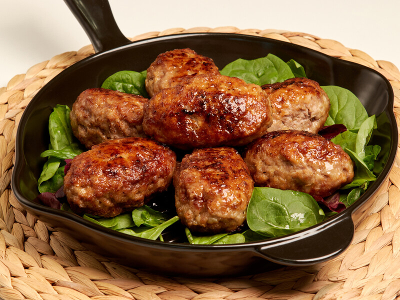 "Їжте гарячими. Це дуже смачно!" Свинячі котлети на подушці з яблук. Рецепт