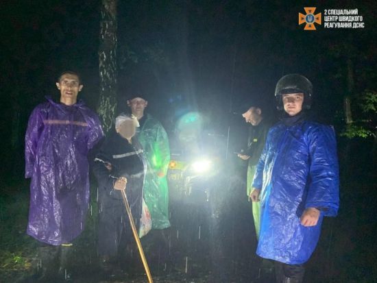Пішла шукати гриби та заблукала: на Дрогобиччині рятувальники відшукали у лісі жінку