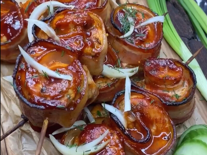 "На кожну скибочку бекону викладіть смужку маринованого філе". Рецепт курячого шашлику з ароматною скоринкою бекону за 30 хвилин