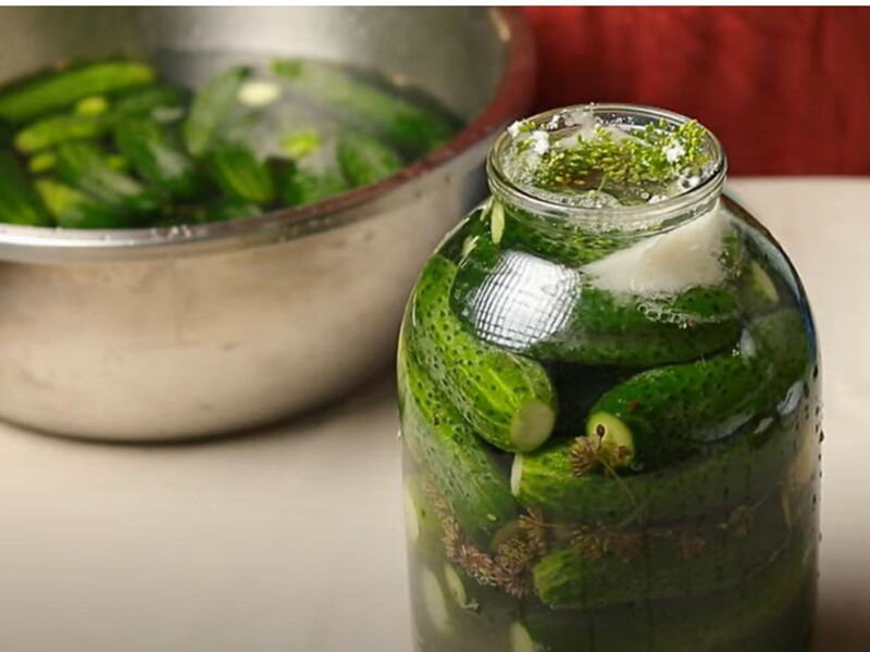 Зробіть це після засолювання – і квашені огірки чудово зберігатимуться без льоху. "Балконний" рецепт